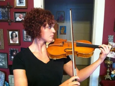 Comfortable violin hold with the WAVE chinrest.
