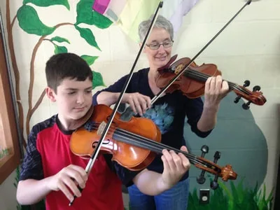 Two violinists with the WAVE chinrest. 